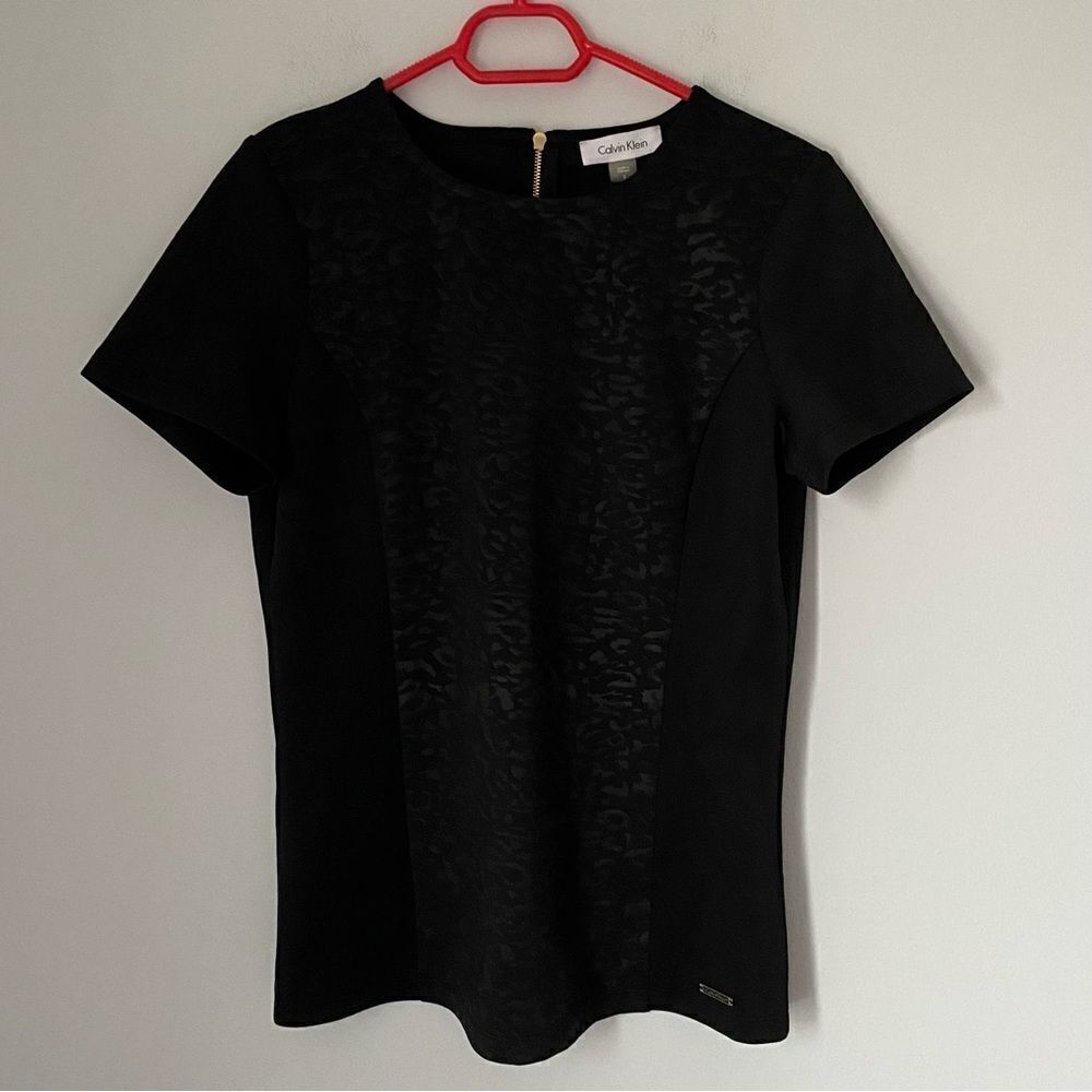 Calvin Klein Women’s Crew Neck Short Sleeve Black Snake Skin Pattern Tee size S